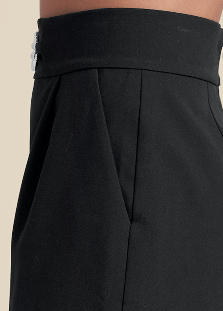 Short à revers plissé avec bordure dorée - Noir